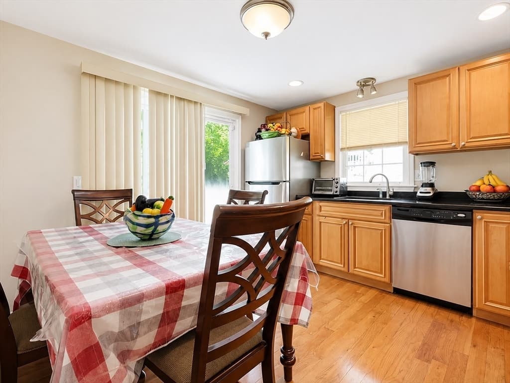 17 Bolton St, Worcester MA 01604 photo 9
