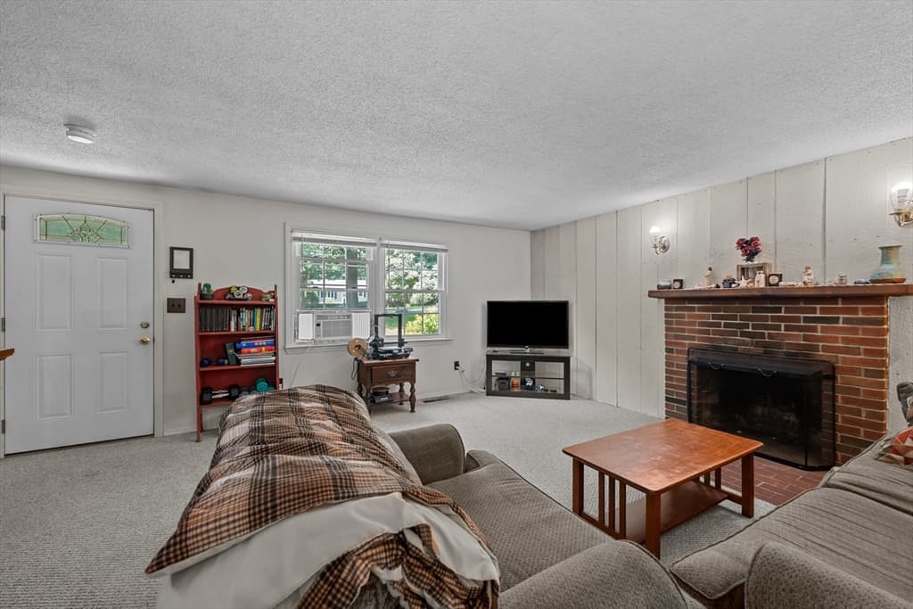 Multi Family at 607-609 Flat Hill Rd, Lunenburg MA 01462, photo 5 of 42