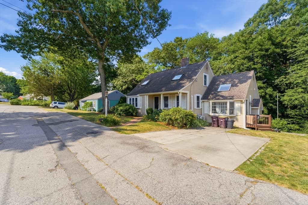 125 Jaffrey St, Weymouth MA 02188