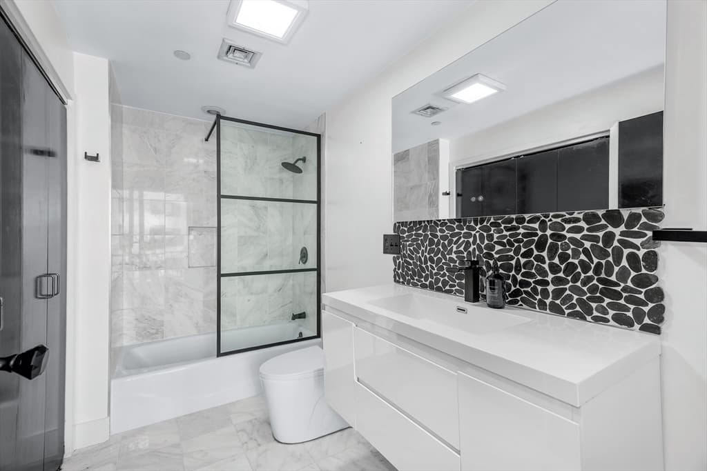 Condominium at 10 Ocean Avenue # 414, Revere MA 02151, photo 18 of 39