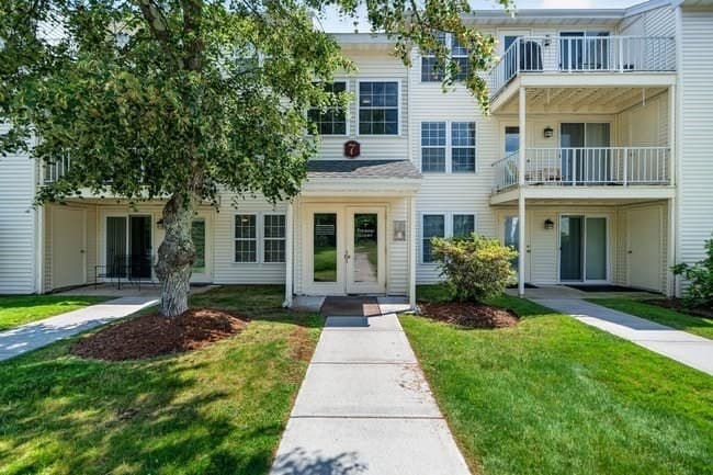 7 Thoreau Ct # 8, Natick MA 01760