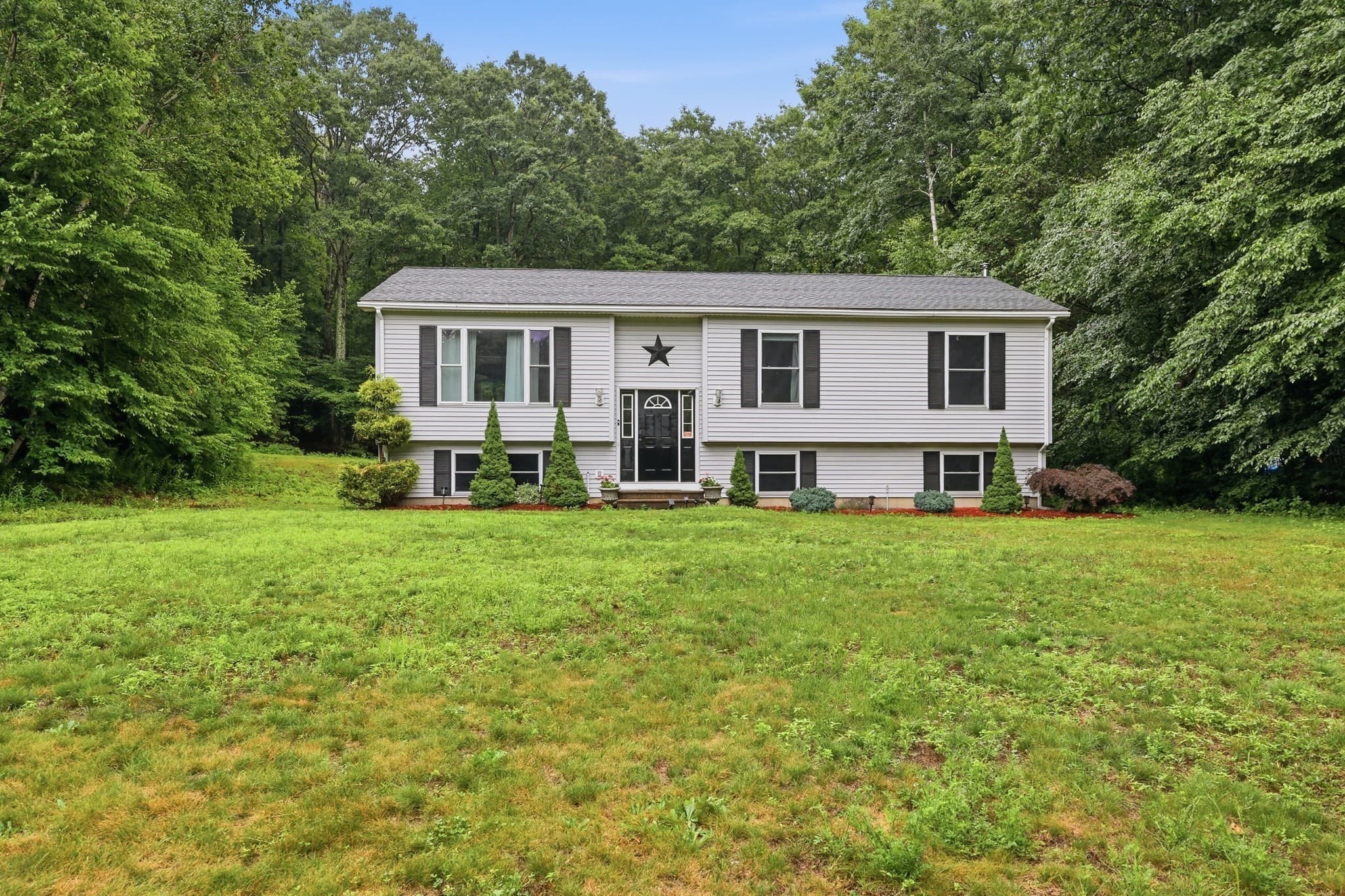 570 Woodland Way, Russell MA 01071