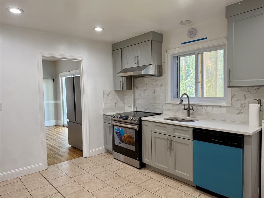 31 Stoneland Rd, Worcester MA 01603 photo 2