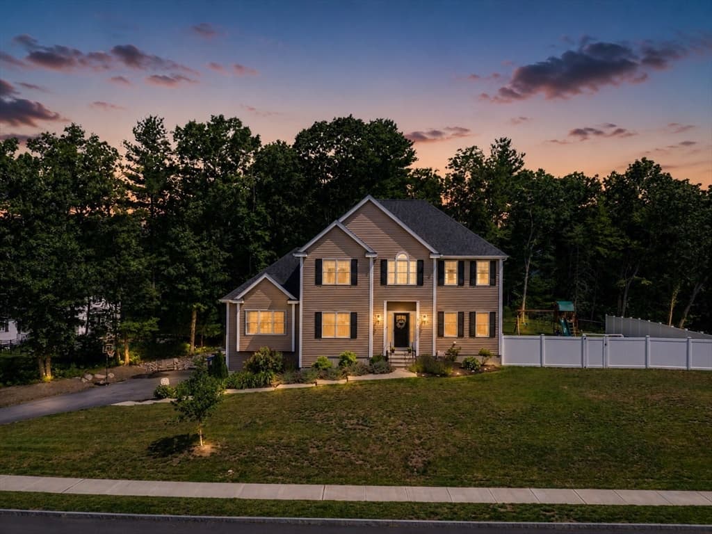 377 Rebecca Rd, Northbridge MA 01588