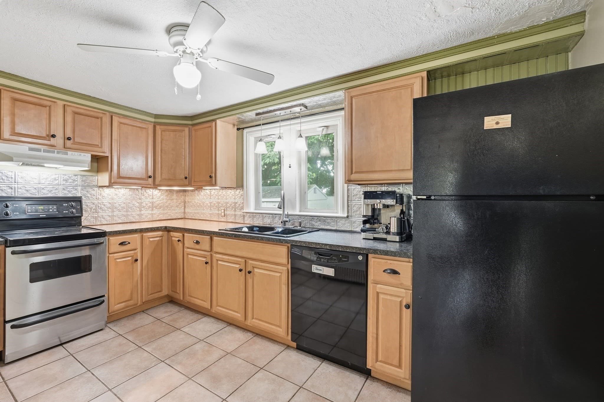 Single Family Residence at 154 Barnard Rd, Worcester MA 01605, photo 16 of 37