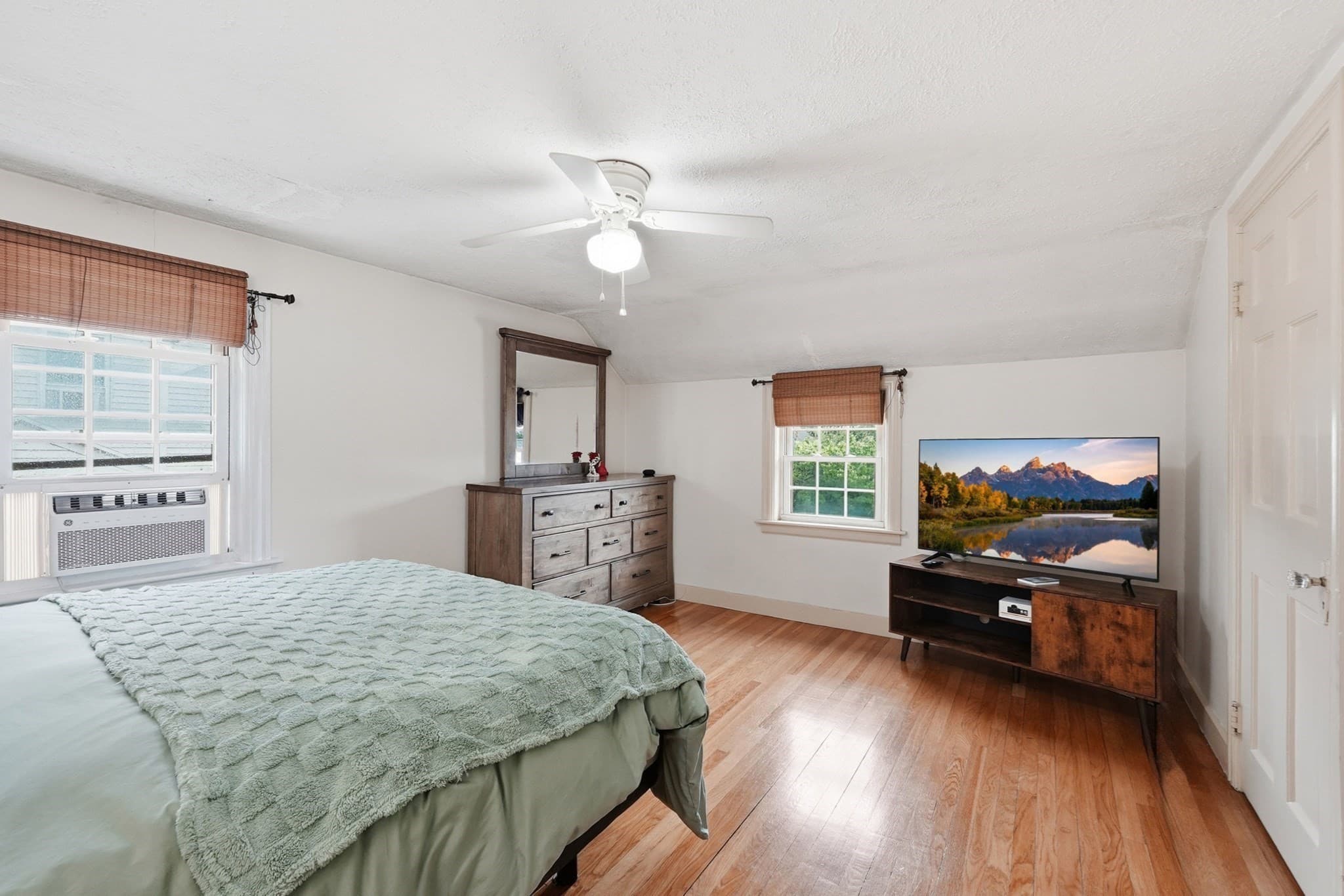 Single Family Residence at 154 Barnard Rd, Worcester MA 01605, photo 22 of 37