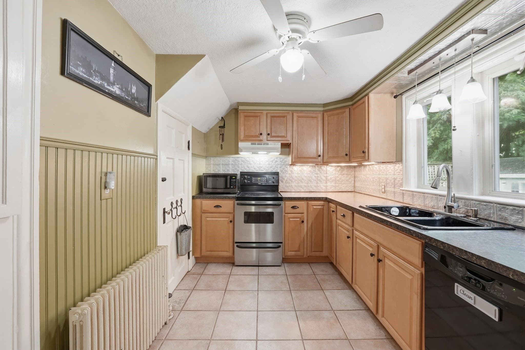 Single Family Residence at 154 Barnard Rd, Worcester MA 01605, photo 14 of 37