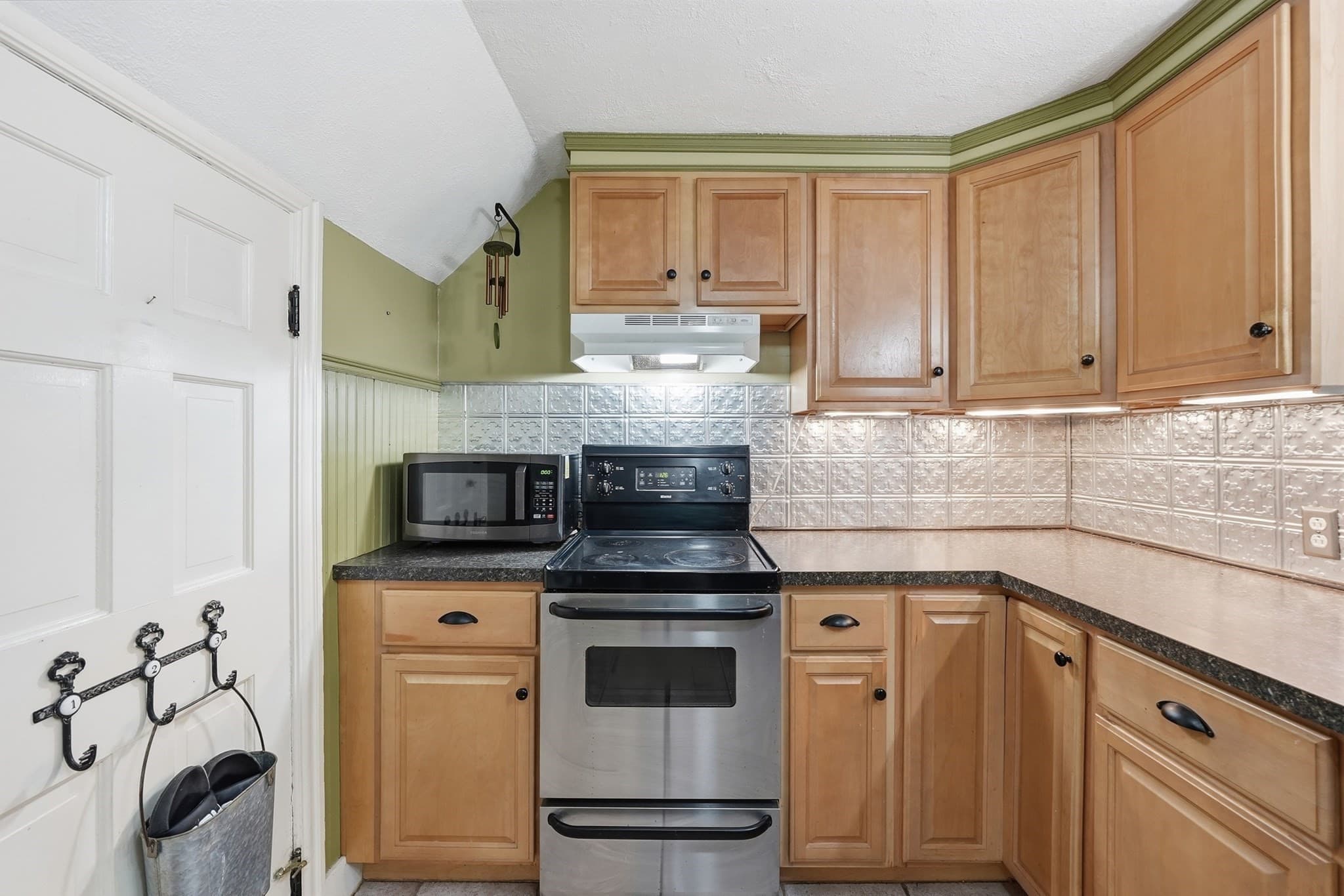 Single Family Residence at 154 Barnard Rd, Worcester MA 01605, photo 15 of 37