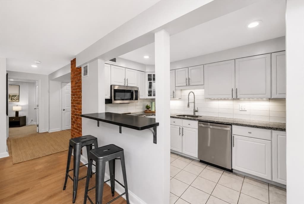 Condominium at 16 Claremont Park # 1, Boston MA 02118, Boston, photo 9 of 41
