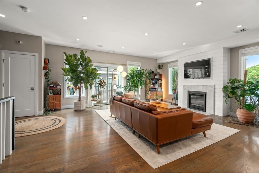 Condominium at 15 Wendeller St # 2, Boston MA 02127, Boston, photo 7 of 24