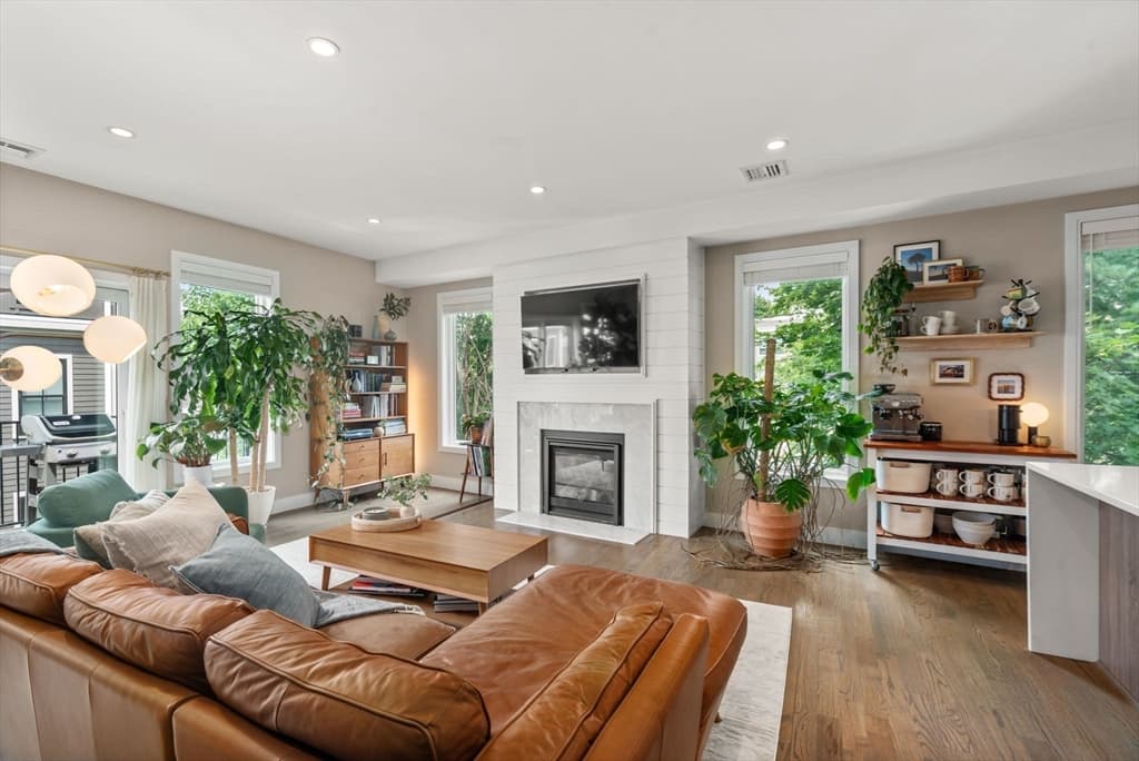 Condominium at 15 Wendeller St # 2, Boston MA 02127, Boston, photo 3 of 24