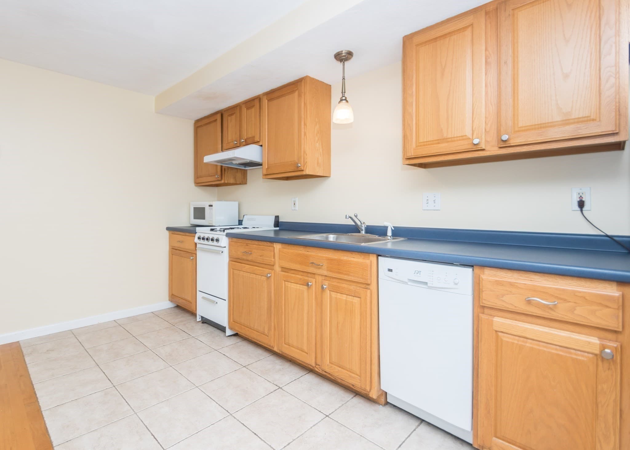 Condominium at 10 Middle Street Ct # 7, Waltham MA 02451, Waltham, photo 2 of 16