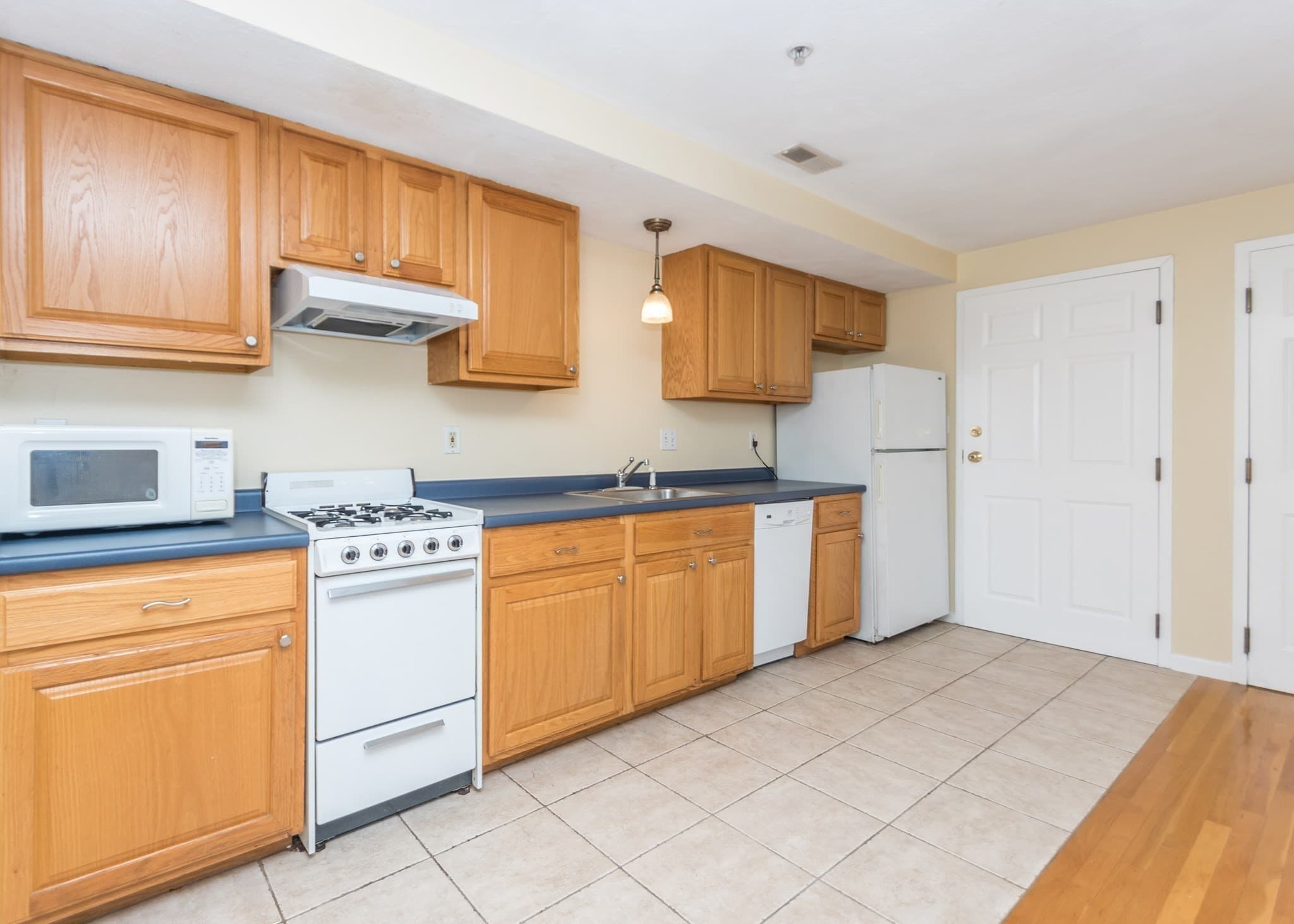 Condominium at 10 Middle Street Ct # 7, Waltham MA 02451, Waltham, photo 3 of 16