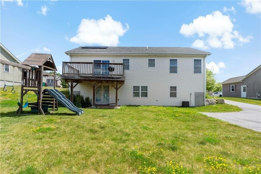 139 Danielle Dr, Woonsocket RI 02895 photo 2