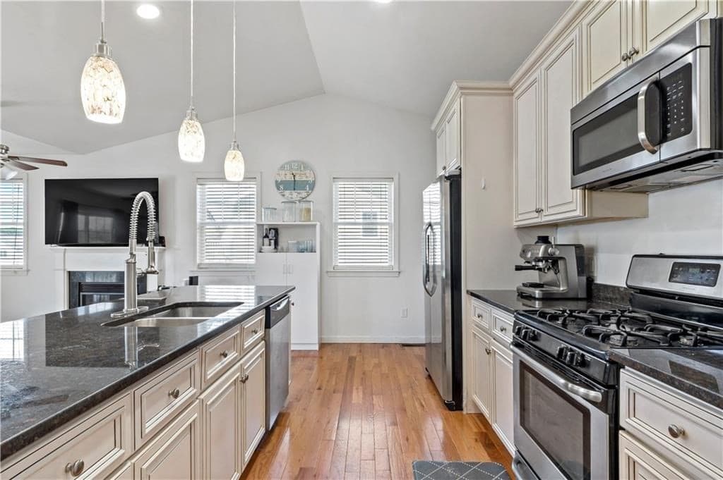 139 Danielle Dr, Woonsocket RI 02895 photo 6