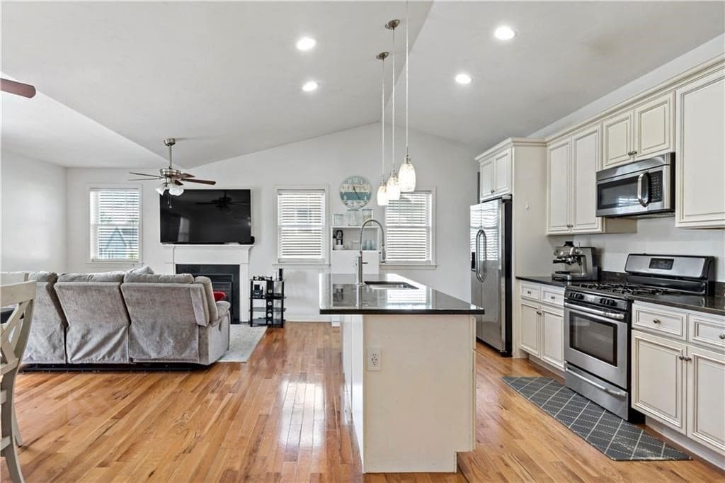 139 Danielle Dr, Woonsocket RI 02895 photo 3