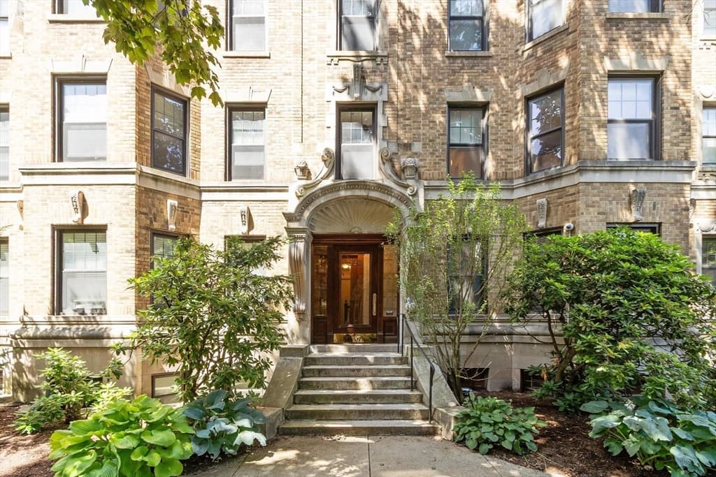 Condominium at 120 Riverway # 4, Boston MA 02215, Boston, photo 17 of 26
