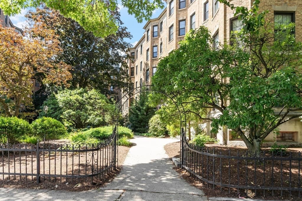 Condominium at 120 Riverway # 4, Boston MA 02215, Boston, photo 22 of 26
