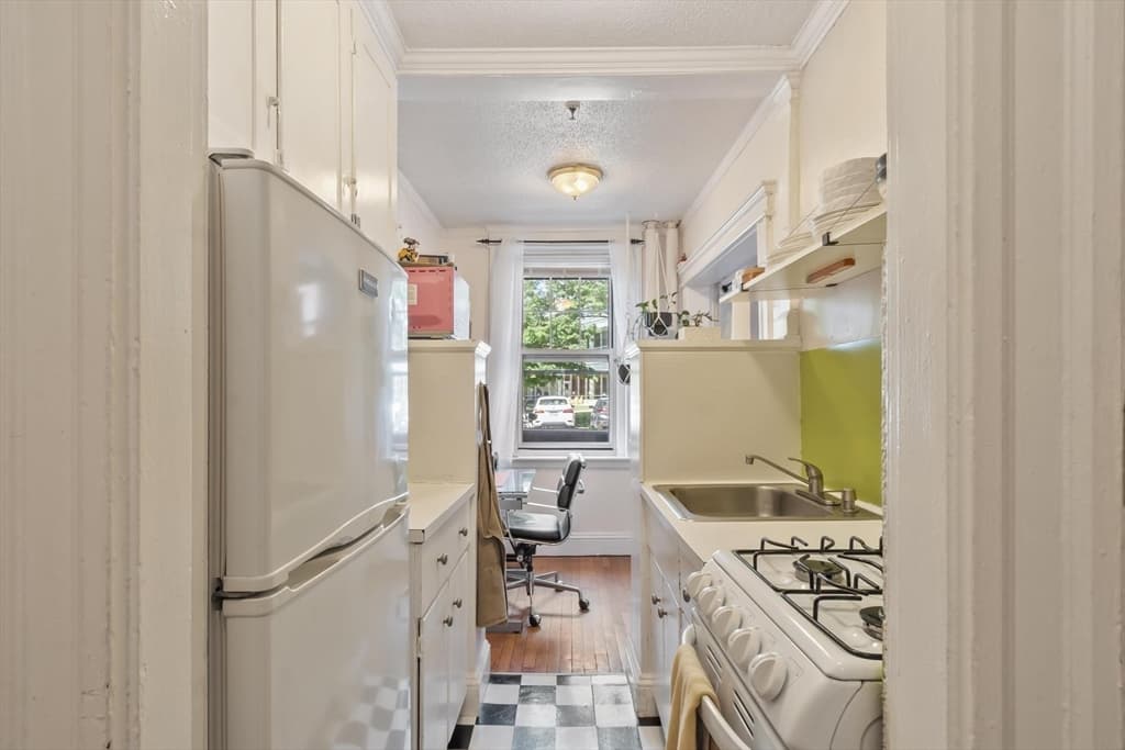 Condominium at 120 Riverway # 4, Boston MA 02215, Boston, photo 5 of 26