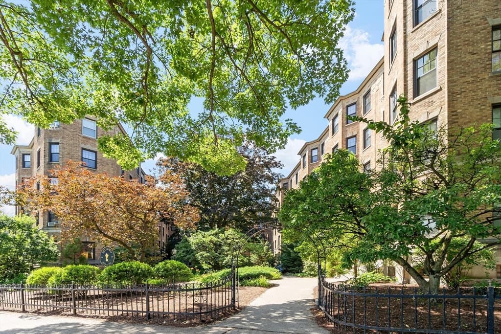 Condominium at 120 Riverway # 4, Boston MA 02215, Boston, photo 20 of 26