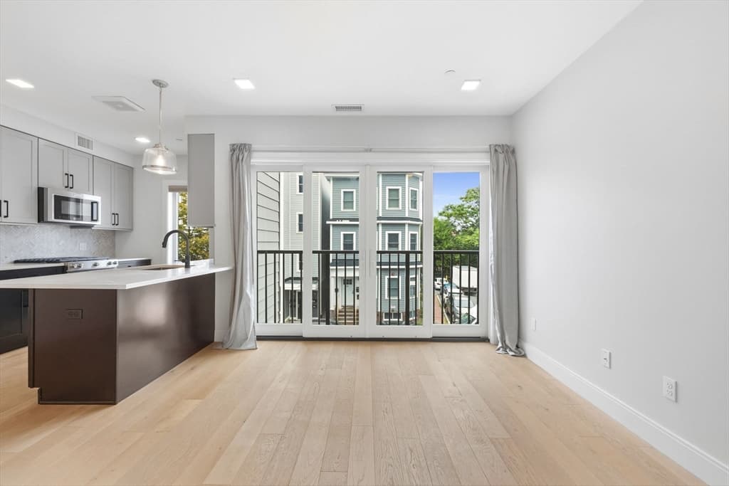 287 Maverick St # U202, Boston MA 02128