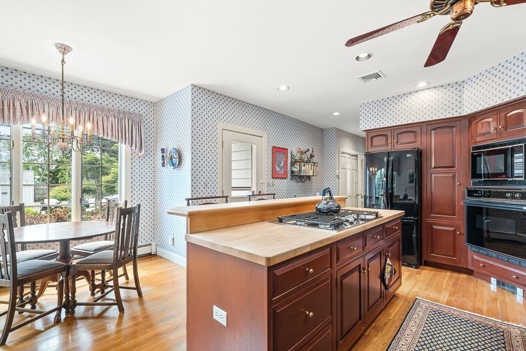 296 Linden St., Wellesley MA 02481 photo 9