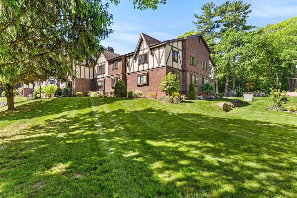 12 Royal Lake Dr # 8, Braintree MA 02184