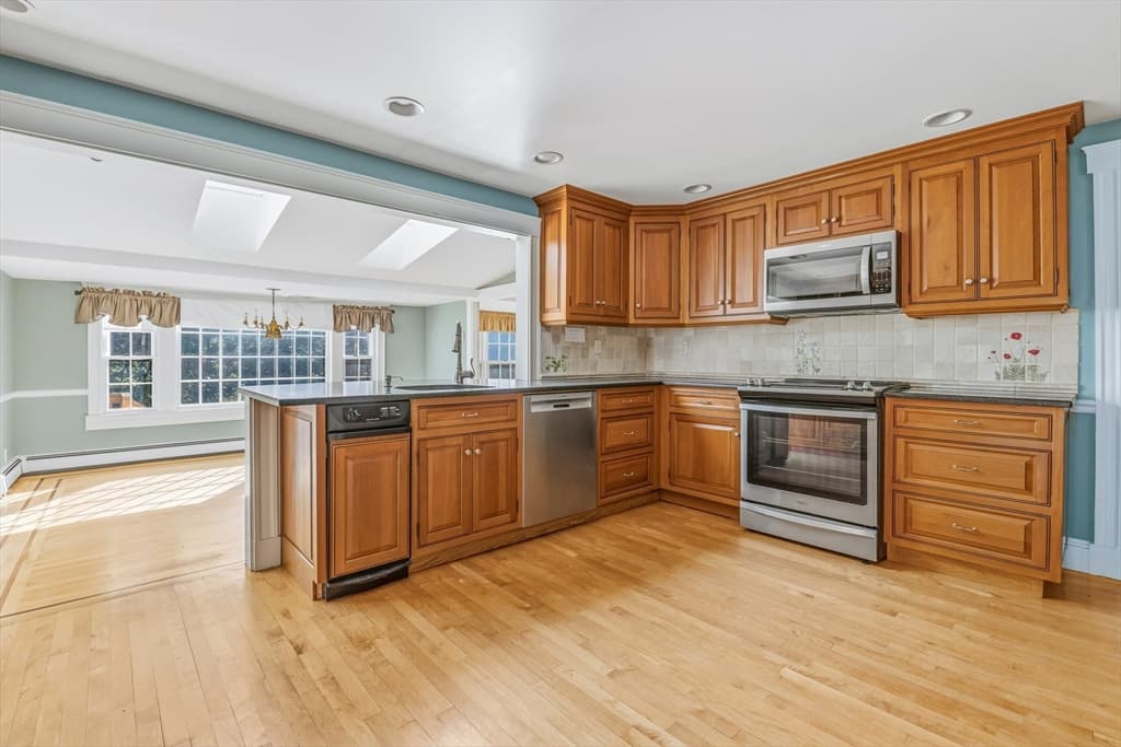 21 Goulding St E, Sherborn MA 01770 photo 2