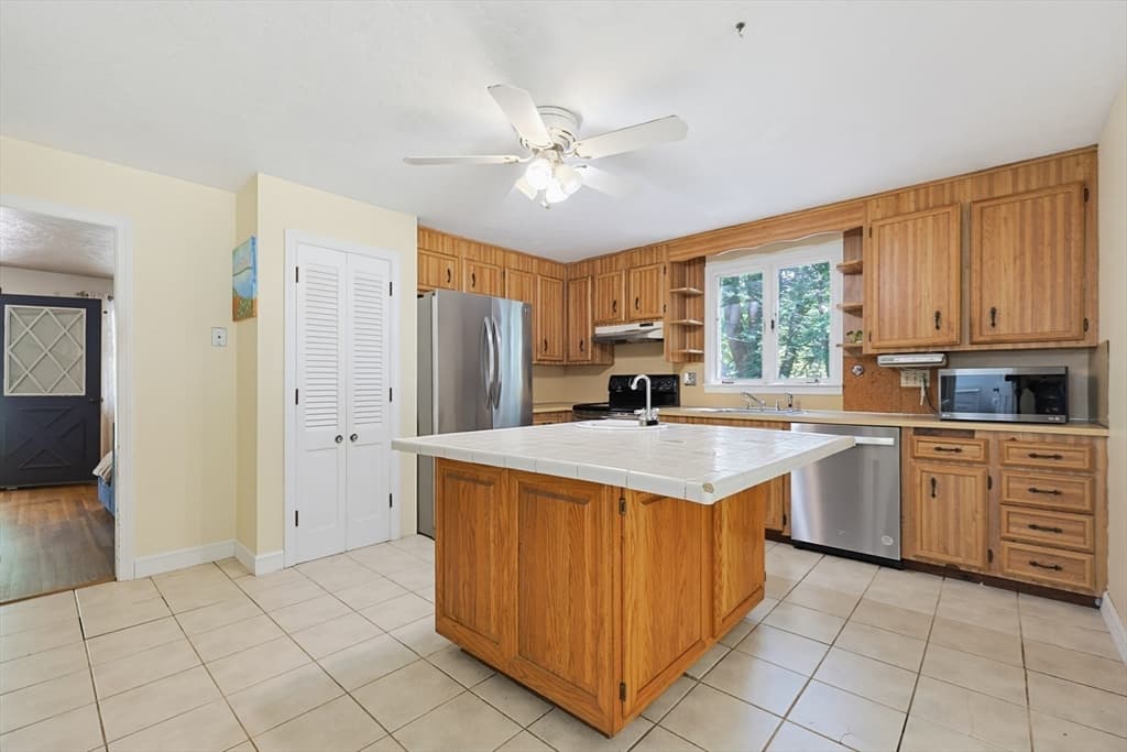 Single Family Residence at 47 Sleepy Hollow Ln, Wrentham MA 02093, Wrentham, photo 9 of 40