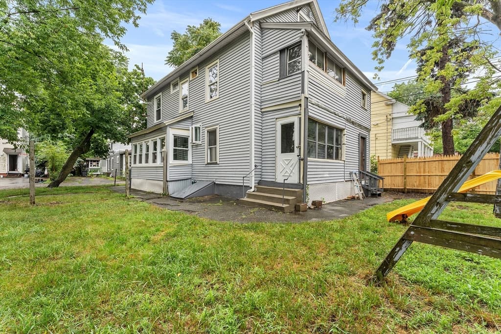 2 Hacker Ct, Worcester MA 01603