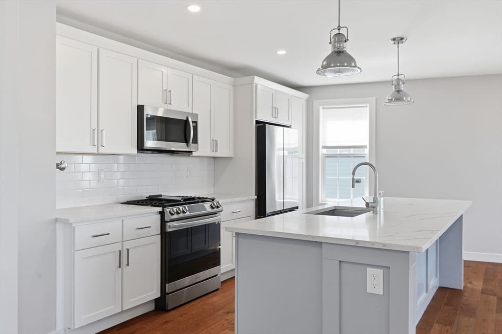 Condominium at 18-20 Crestway Rd, Boston MA 02128, Boston, photo 8 of 17