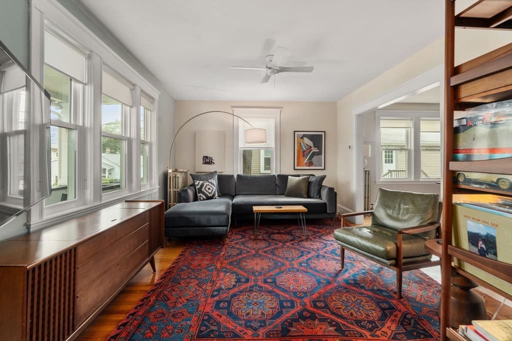 94 Town Hill St, Quincy MA 02169