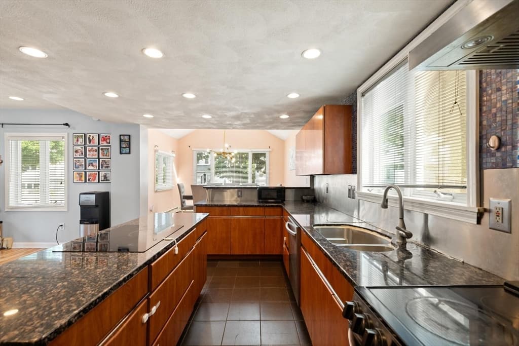 11 Jackson St, Saugus MA 01906 photo 8
