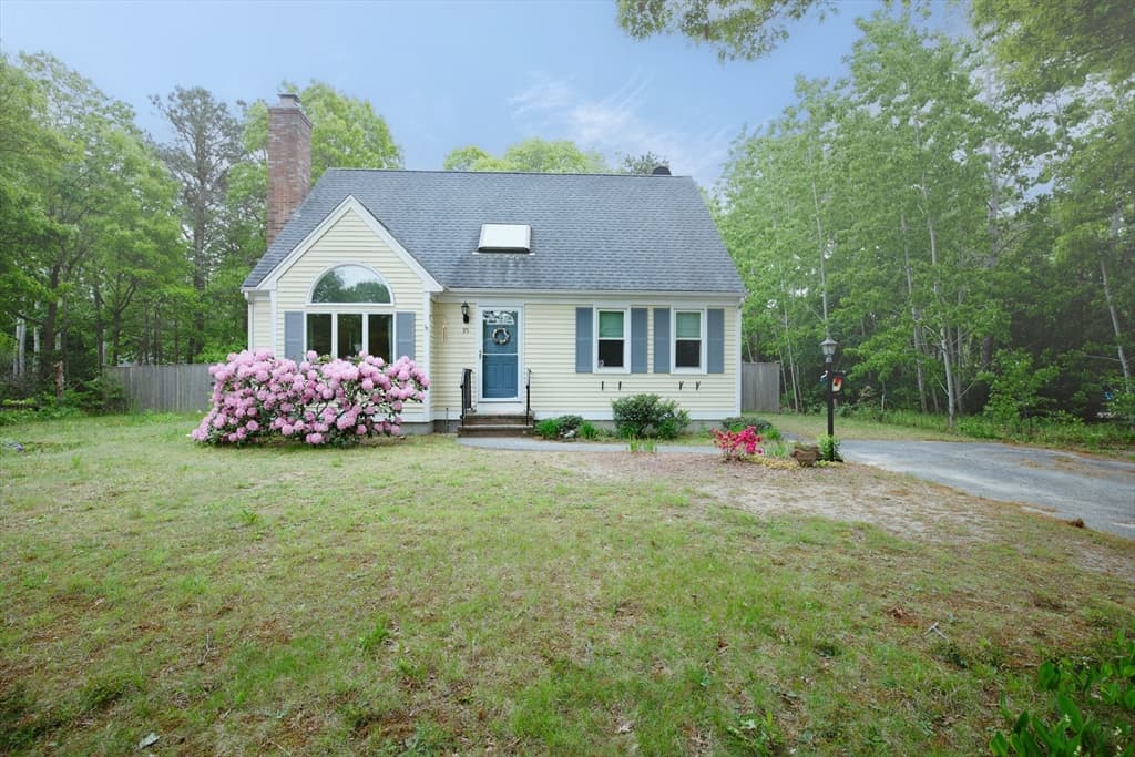 95 Rockville Ave, Falmouth MA 02536