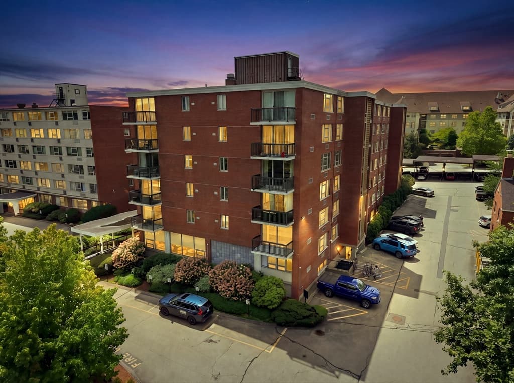 20 Hammond Pond Pkwy # 208, Newton MA 02467