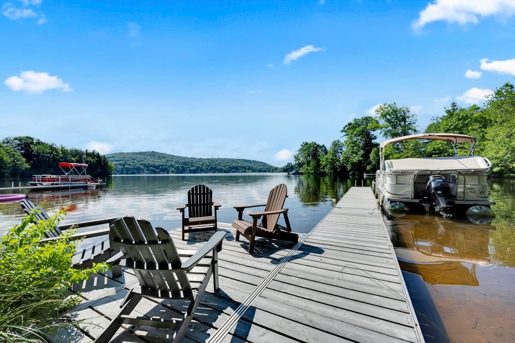2 Lakeshore Dr, Holland MA 01521