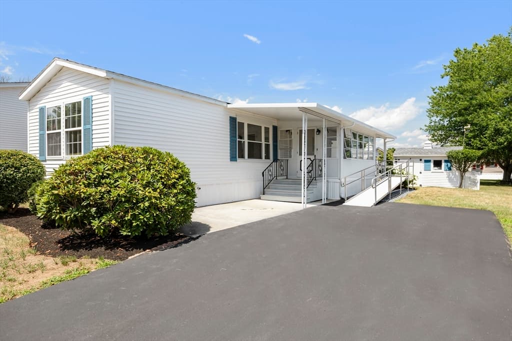 85 Amherst Ave, Taunton MA 02780