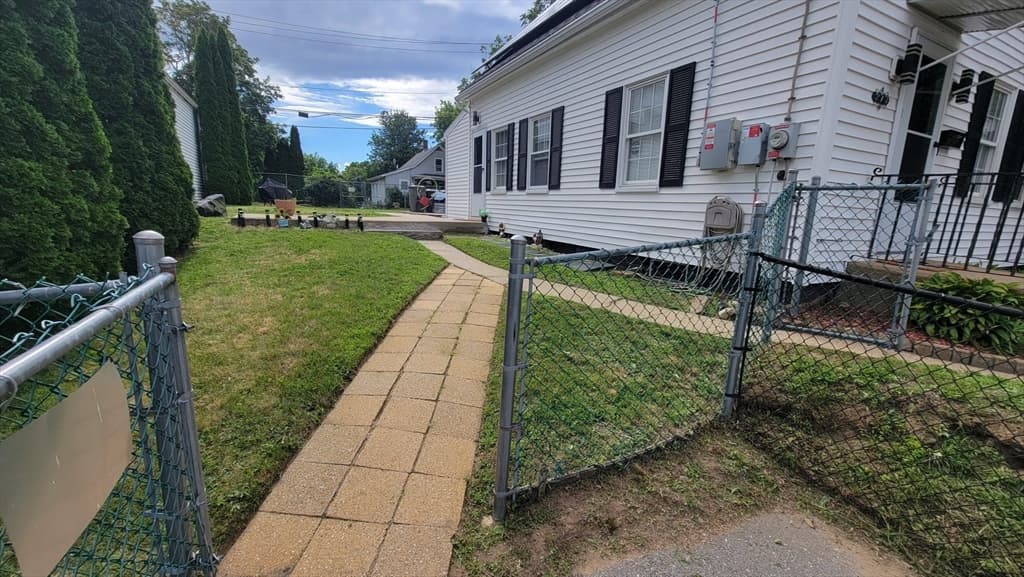 273 Pleasant St, Gardner MA 01440 photo 4