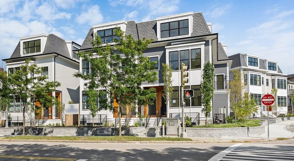 327 Alewife Brook Pkwy # B, Somerville MA 02144 photo 3