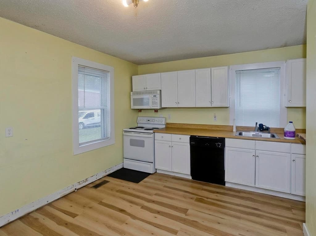 Duplex at 3157-3159 Main Street, Palmer MA 01069, Palmer, photo 3 of 36