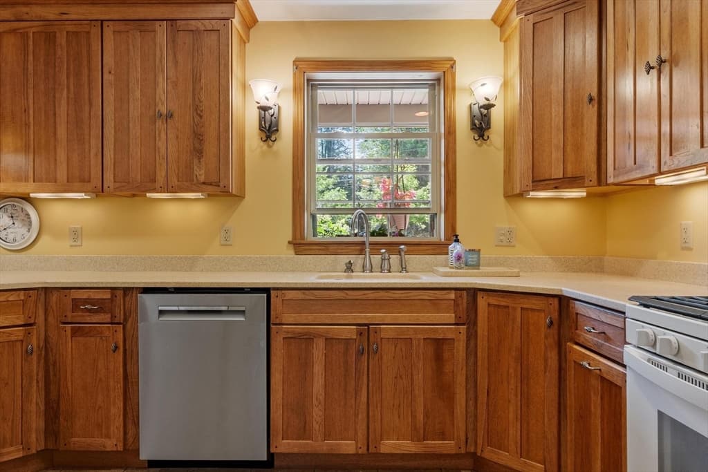 Single Family Residence at 41 Penobscott Ave, Hubbardston MA 01452, Hubbardston, photo 6 of 42