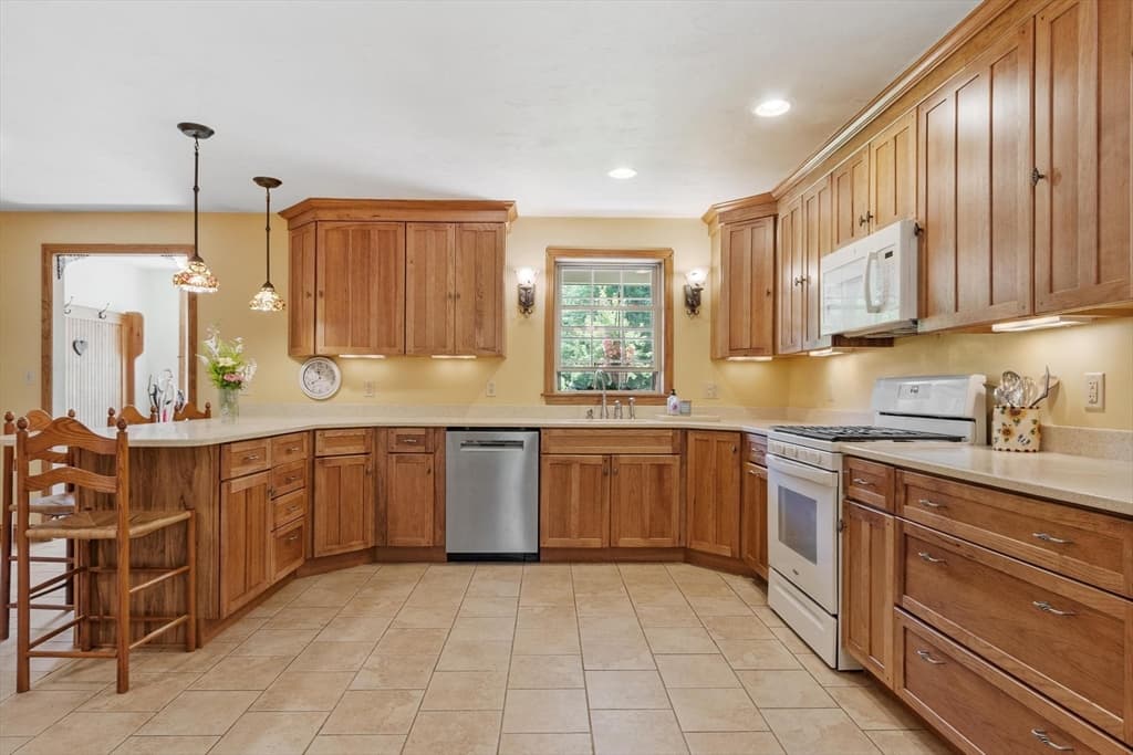 Single Family Residence at 41 Penobscott Ave, Hubbardston MA 01452, Hubbardston, photo 5 of 42