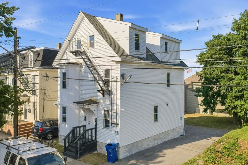 1272 Pleasant St, New Bedford MA 02740