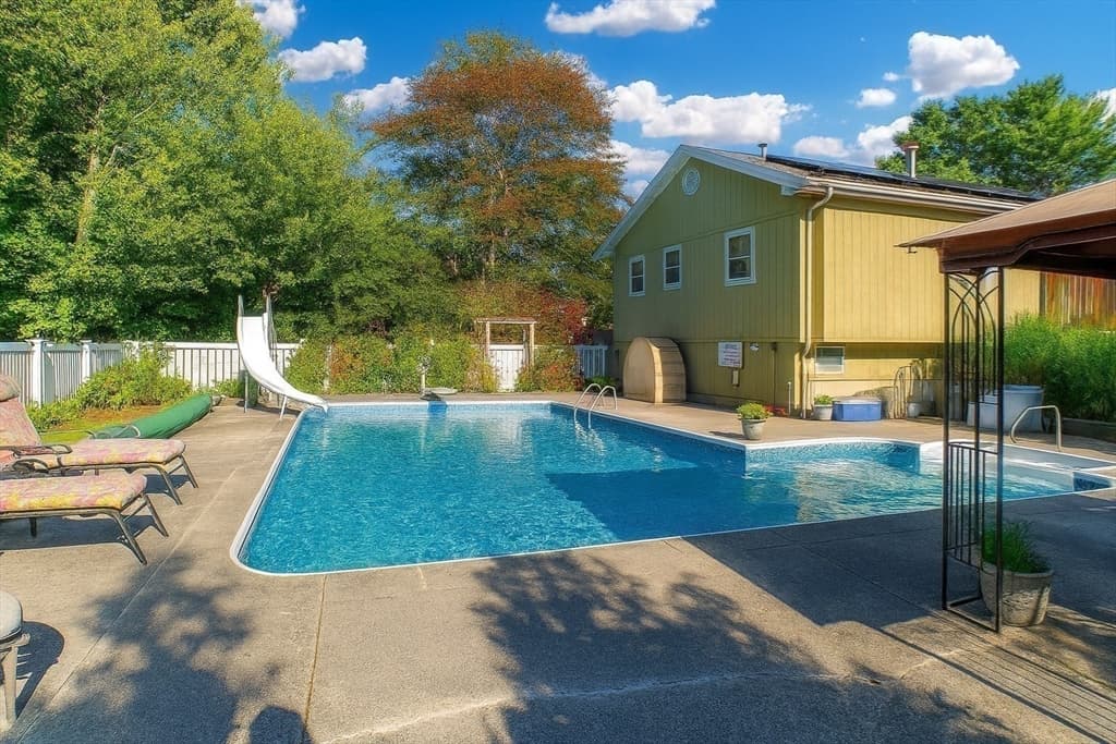 6 Gary Dr, Mattapoisett MA 02739 photo 2