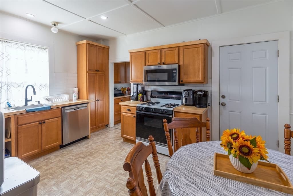 211 Court St, Plymouth MA 02360 photo 5