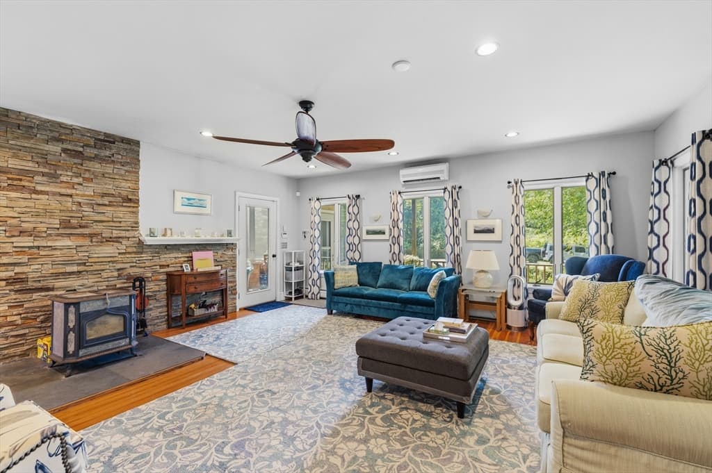 476 Sconticut Neck Rd, Fairhaven MA 02719 photo 2