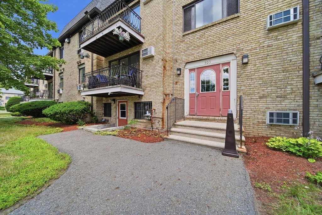 Condominium at 303 Pawtucket Blvd # 14, Lowell MA 01854, photo 5 of 23