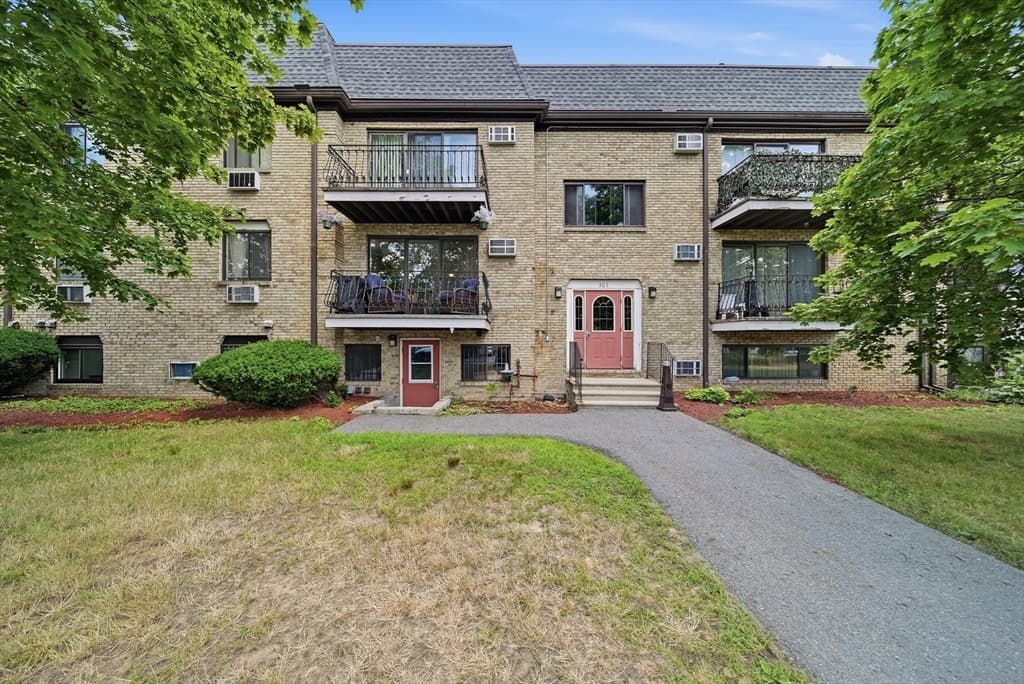 Condominium at 303 Pawtucket Blvd # 14, Lowell MA 01854, photo 4 of 23