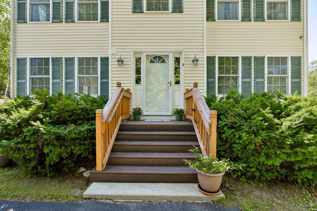 9 Perron Way, Lowell MA 01854 photo 4