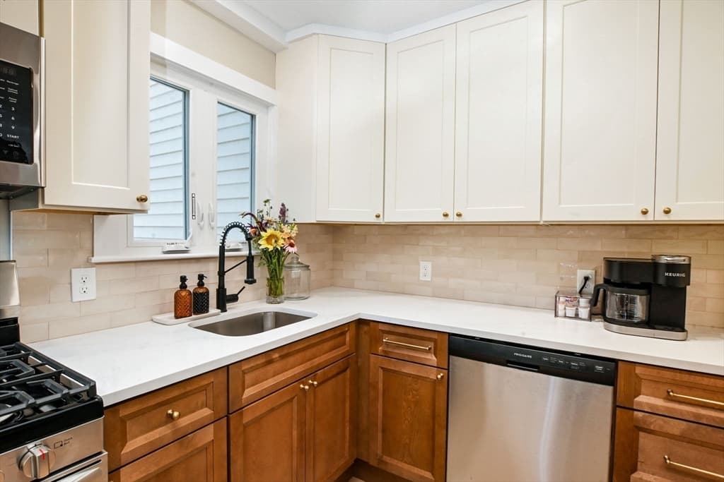 321 Arnold St, New Bedford MA 02740 photo 14